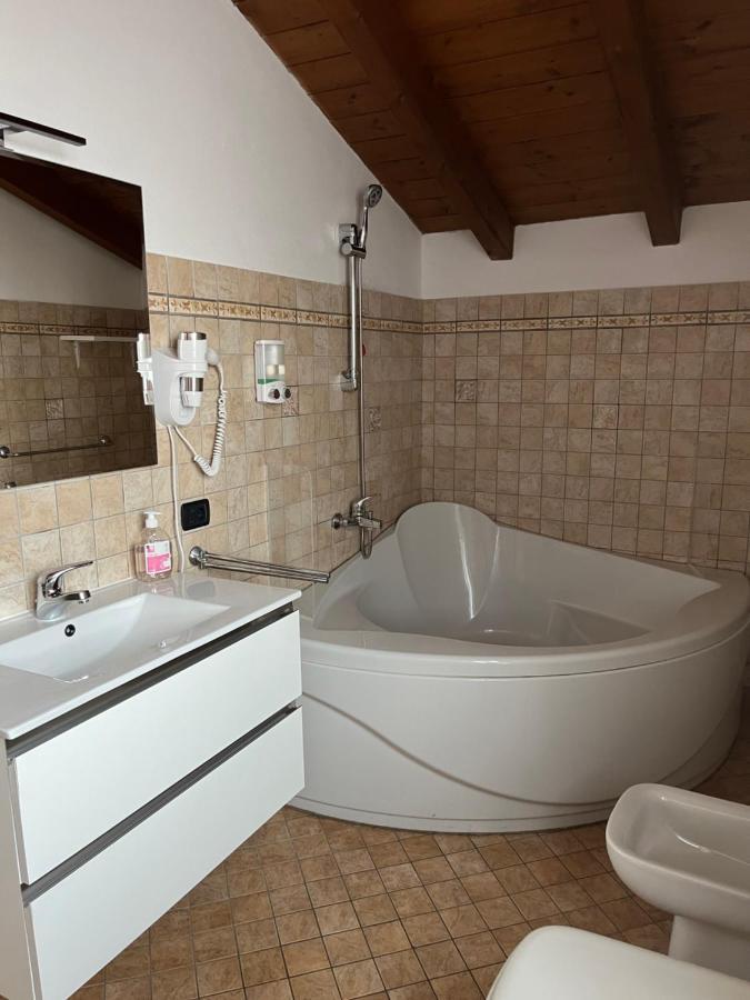 Color House Malpensa B&B Cassano Magnago ภายนอก รูปภาพ